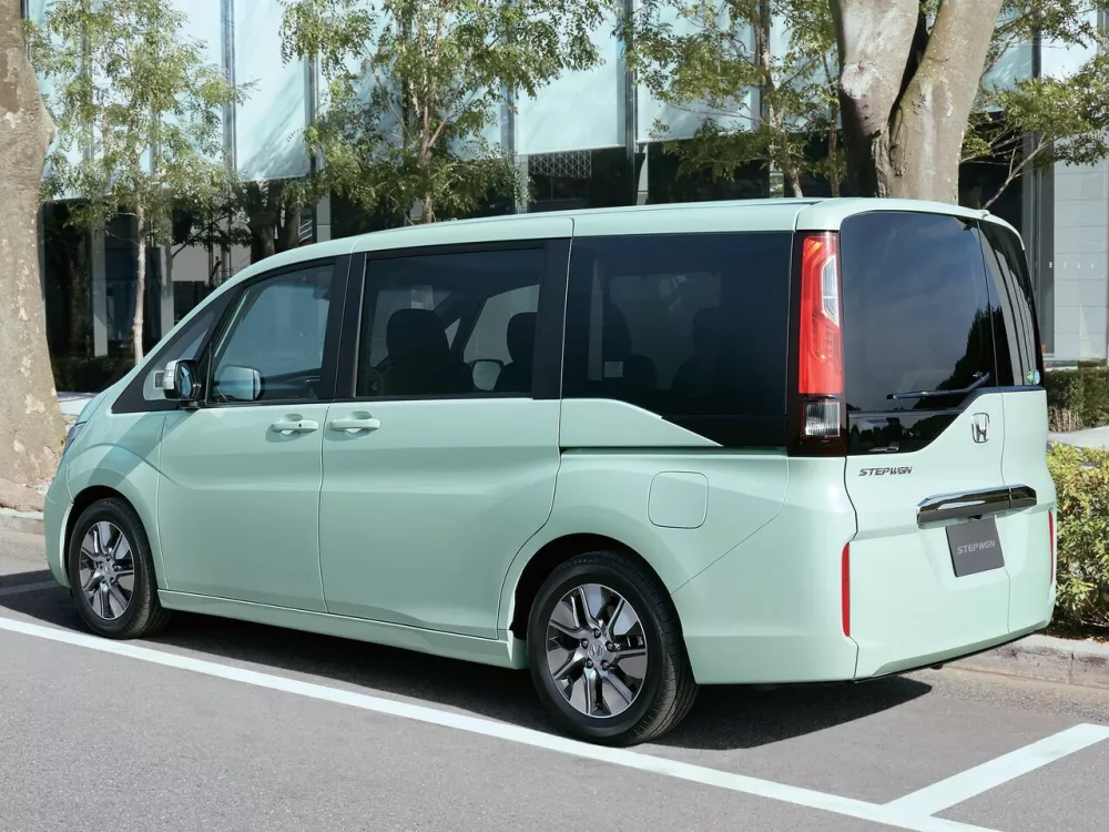 Автомобиль Honda Stepwgn V Минивэн