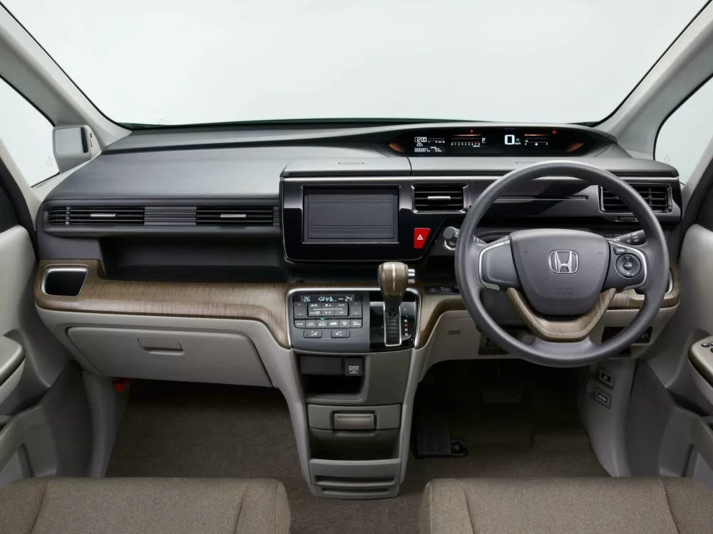 Автомобиль Honda Stepwgn V Минивэн