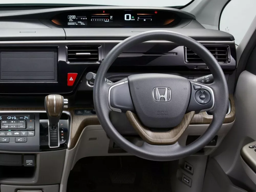 Автомобиль Honda Stepwgn V Минивэн