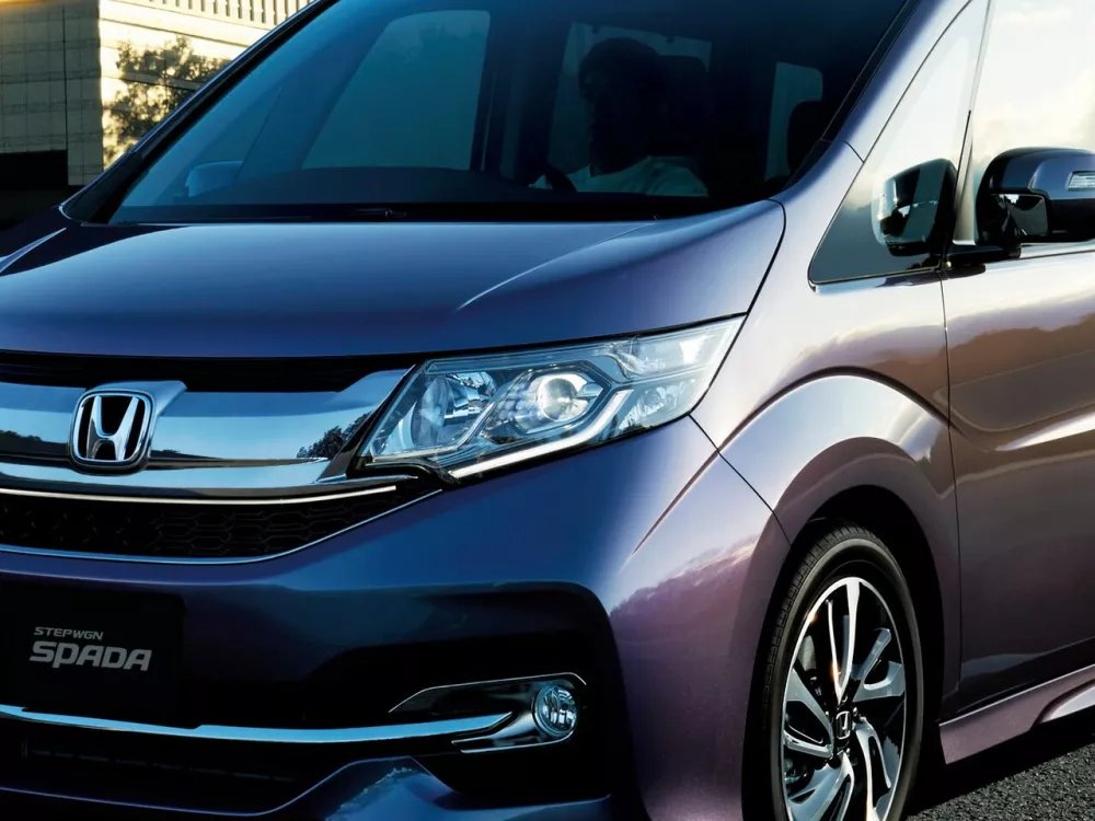 Автомобиль Honda Stepwgn V Минивэн Spada