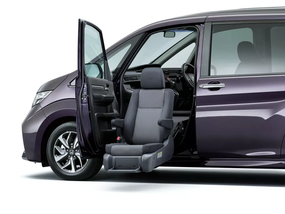 Автомобиль Honda Stepwgn V Минивэн Spada