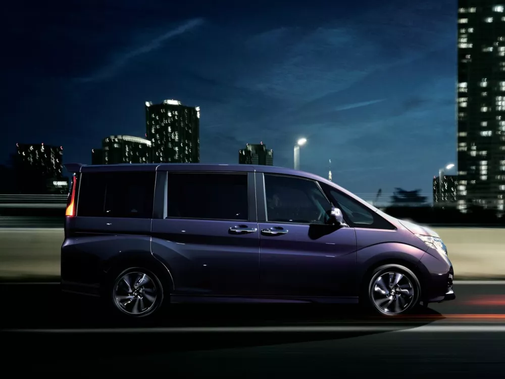 Автомобиль Honda Stepwgn V Минивэн Spada