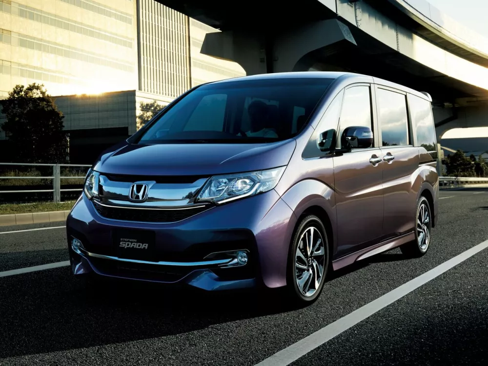 Автомобиль Honda Stepwgn V Минивэн Spada