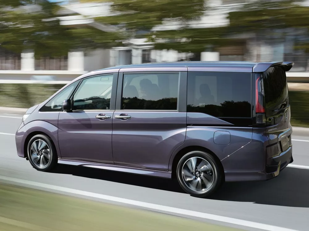 Автомобиль Honda Stepwgn V Минивэн Spada