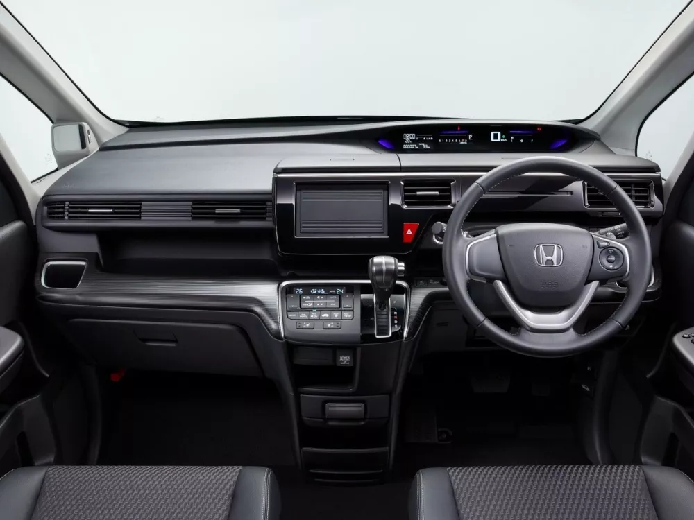 Автомобиль Honda Stepwgn V Минивэн Spada