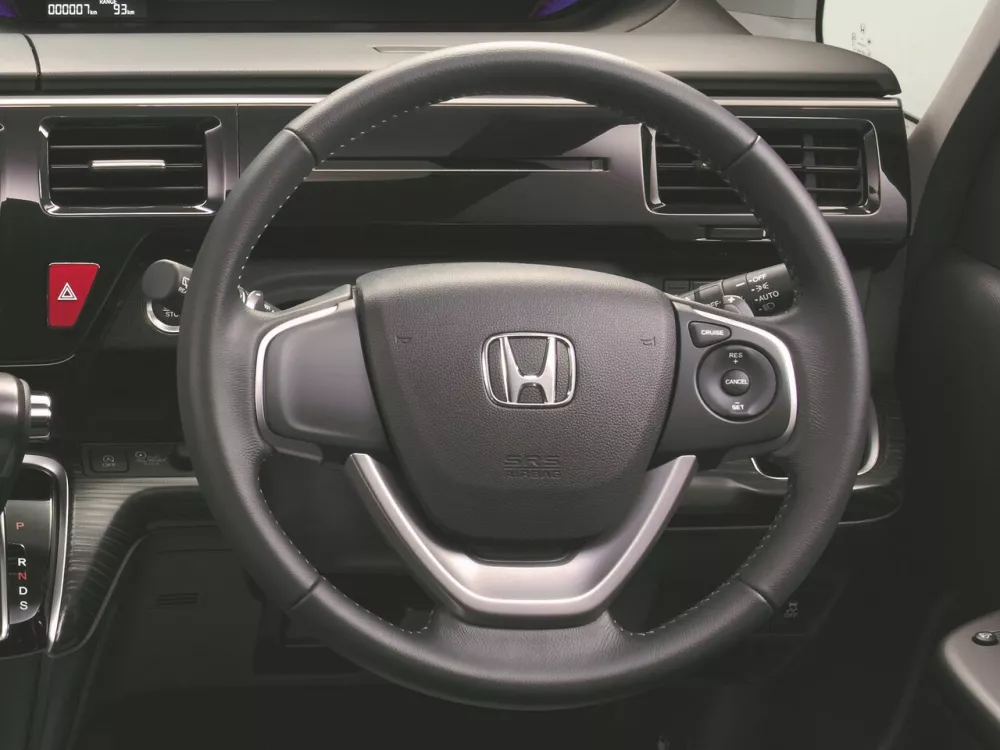 Автомобиль Honda Stepwgn V Минивэн Spada