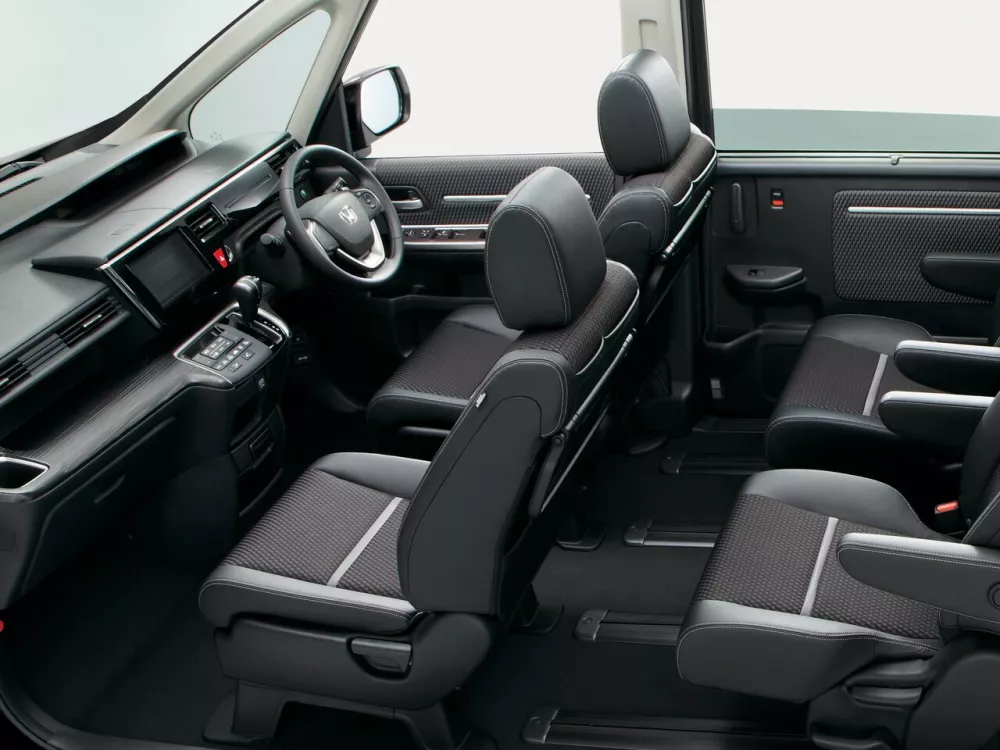 Автомобиль Honda Stepwgn V Минивэн Spada