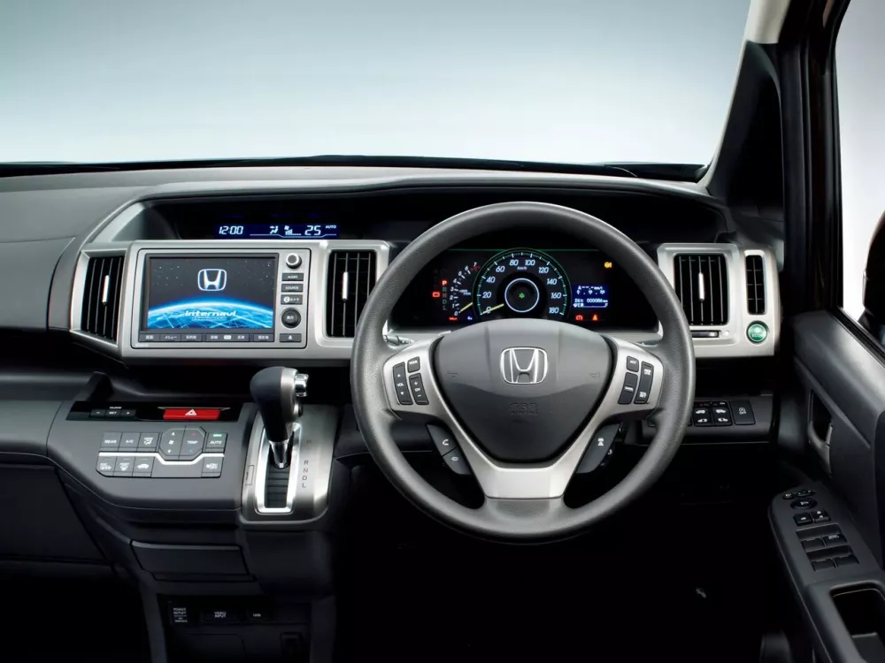 Автомобиль Honda Stepwgn IV Рестайлинг Минивэн