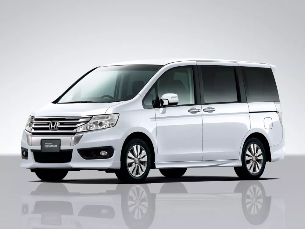 Автомобиль Honda Stepwgn IV Рестайлинг Минивэн Spada
