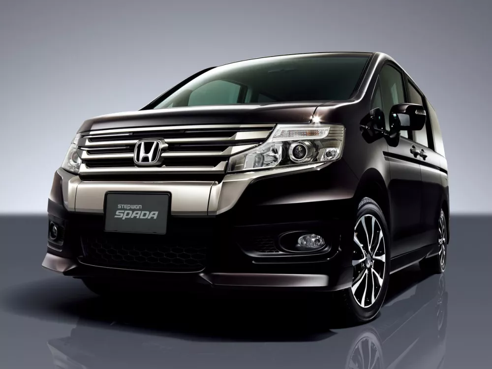Автомобиль Honda Stepwgn IV Рестайлинг Минивэн Spada