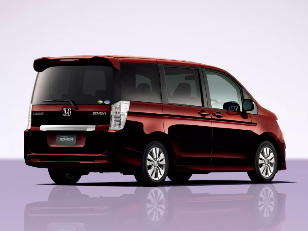 Автомобиль Honda Stepwgn IV Рестайлинг Минивэн Spada