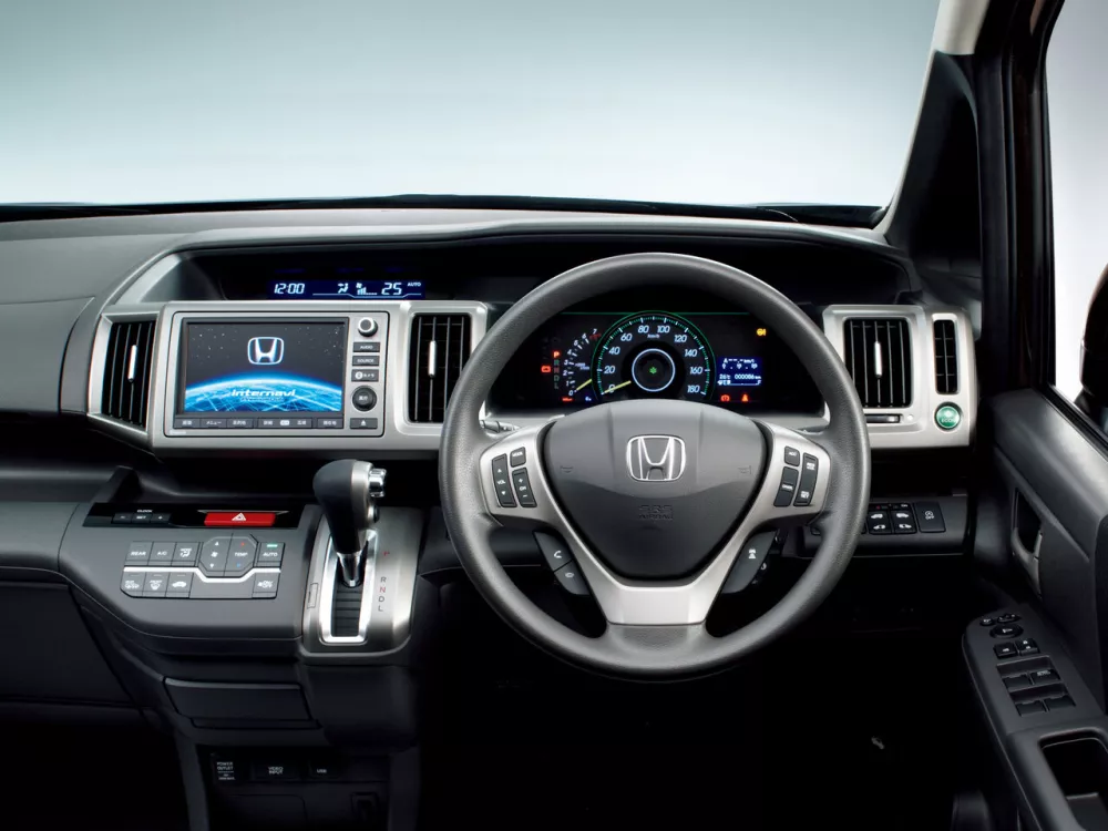Автомобиль Honda Stepwgn IV Рестайлинг Минивэн Spada
