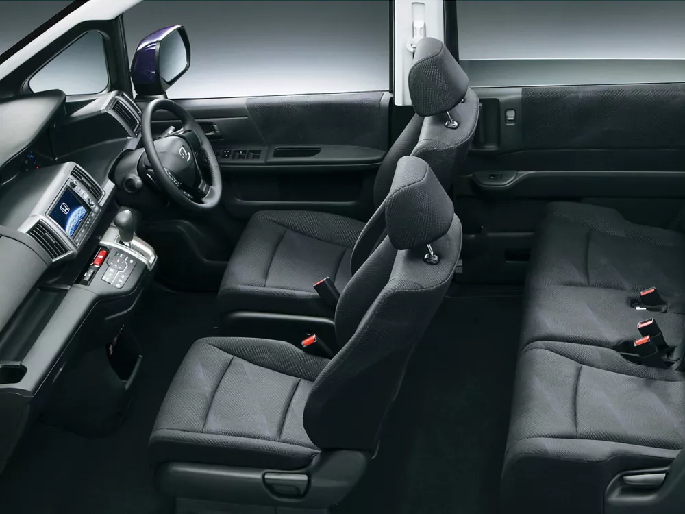 Автомобиль Honda Stepwgn IV Рестайлинг Минивэн Spada