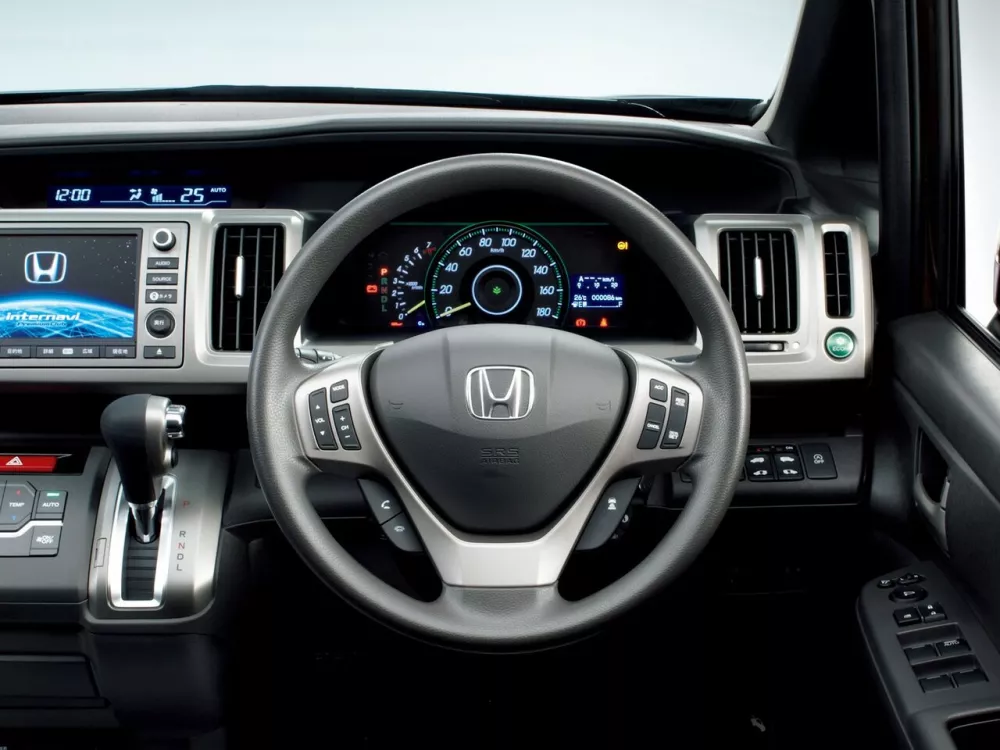 Автомобиль Honda Stepwgn IV Рестайлинг Минивэн Spada