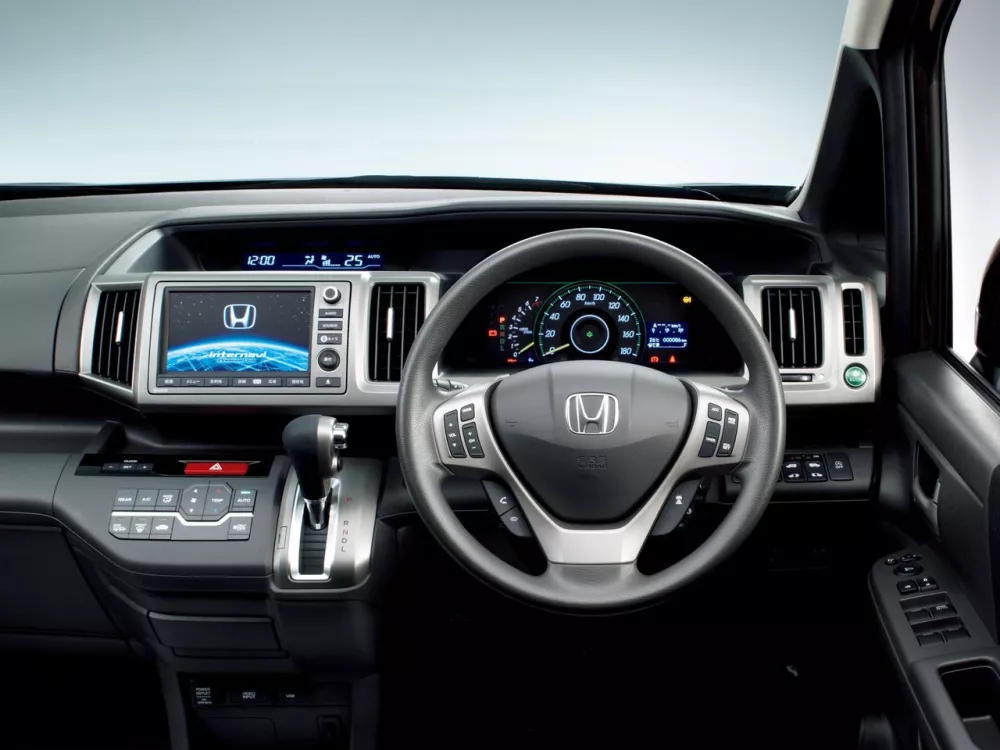 Автомобиль Honda Stepwgn IV Минивэн Spada