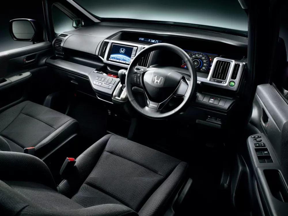 Автомобиль Honda Stepwgn IV Минивэн Spada