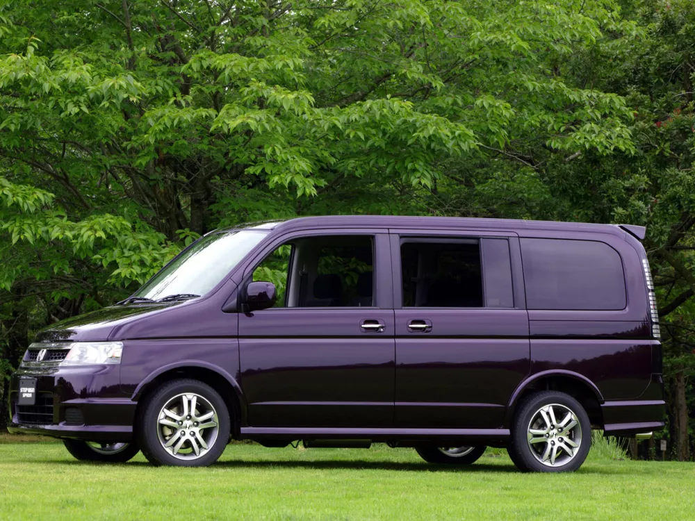 Автомобиль Honda Stepwgn II Рестайлинг Минивэн Spada