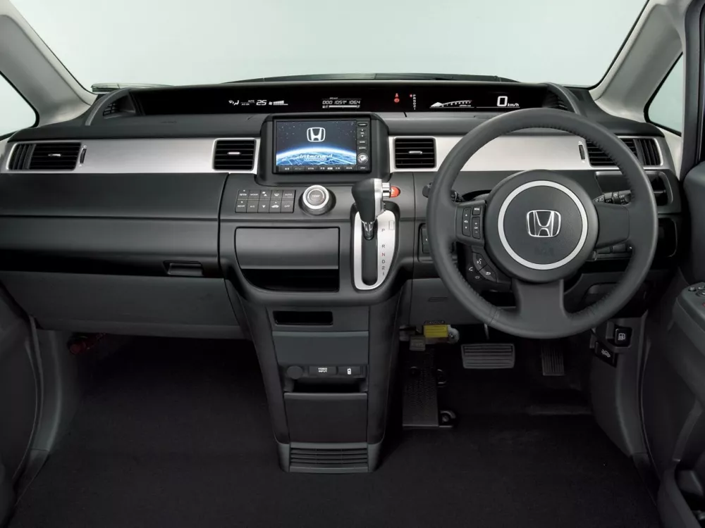 Автомобиль Honda Stepwgn III Минивэн Spada