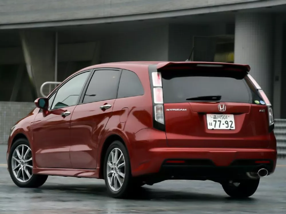 Автомобиль Honda Stream II Рестайлинг Компактвэн