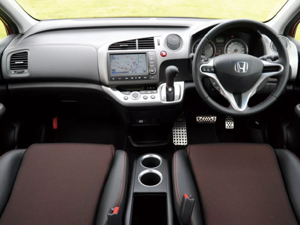 Автомобиль Honda Stream II Рестайлинг Компактвэн
