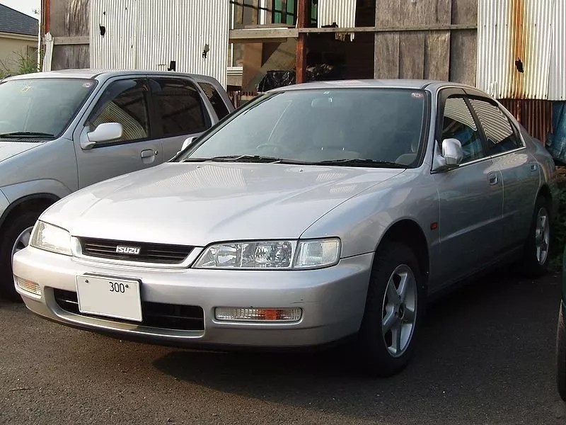 Автомобиль Isuzu Aska III Седан