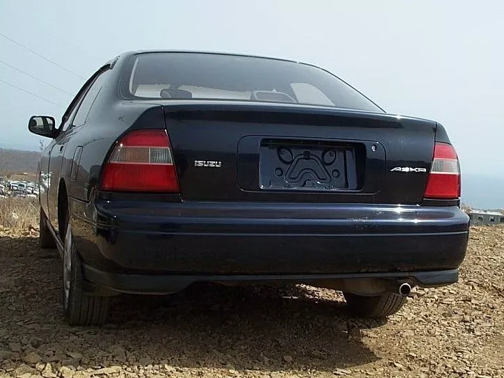 Автомобиль Isuzu Aska III Седан