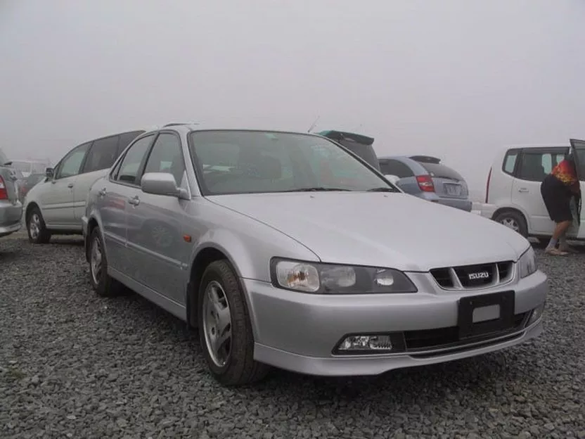 Автомобиль Isuzu Aska IV Седан