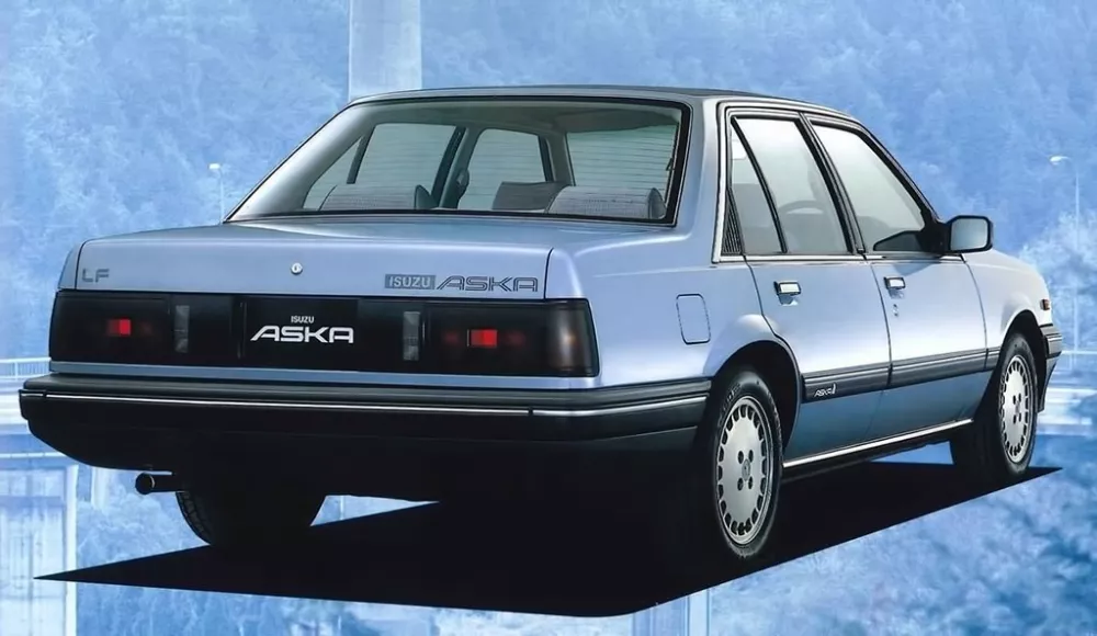 Автомобиль Isuzu Aska I Седан