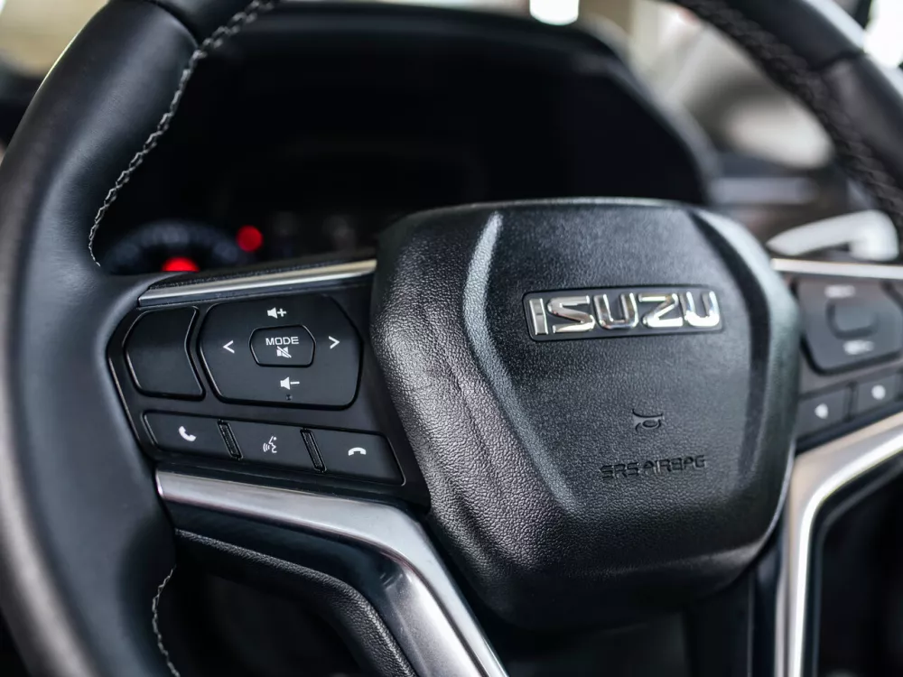 Автомобиль Isuzu D-Max III Пикап Полуторная кабина