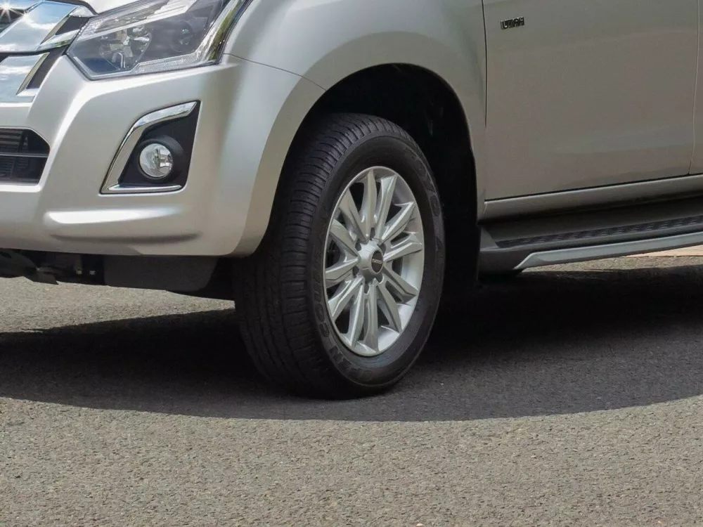 Автомобиль Isuzu D-Max II Рестайлинг Пикап Двойная кабина