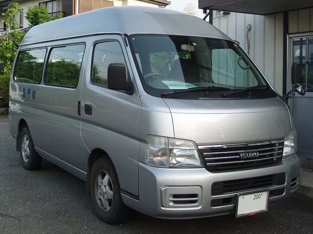 Автомобиль Isuzu Fargo E25 Минивэн