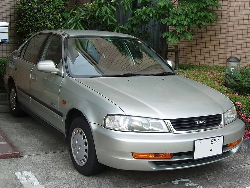 Автомобиль Isuzu Gemini V Седан