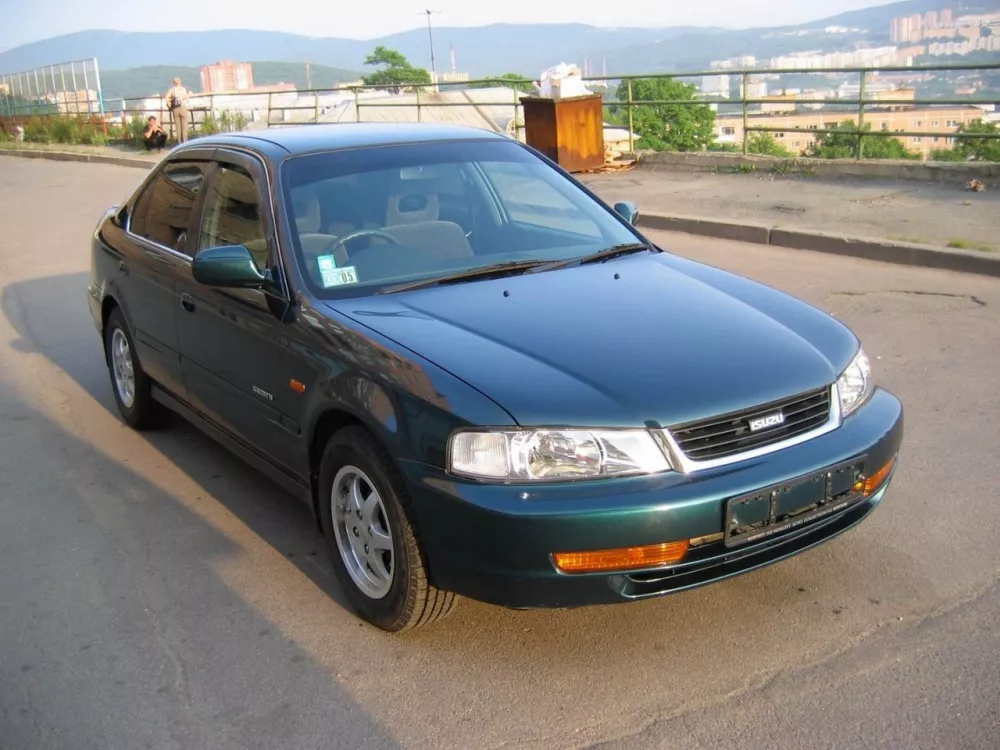 Автомобиль Isuzu Gemini V Седан
