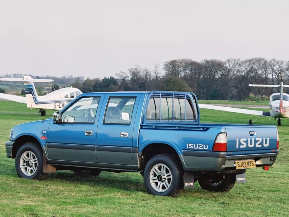 Автомобиль Isuzu KB III (TF) Пикап Двойная кабина