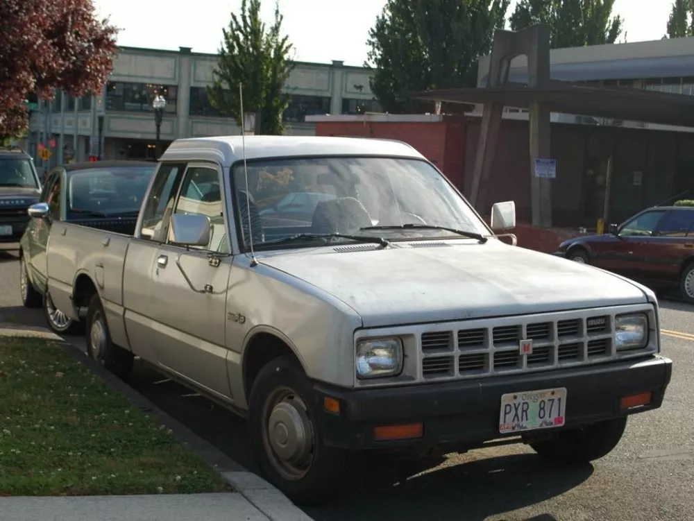 Автомобиль Isuzu KB II Пикап Полуторная кабина