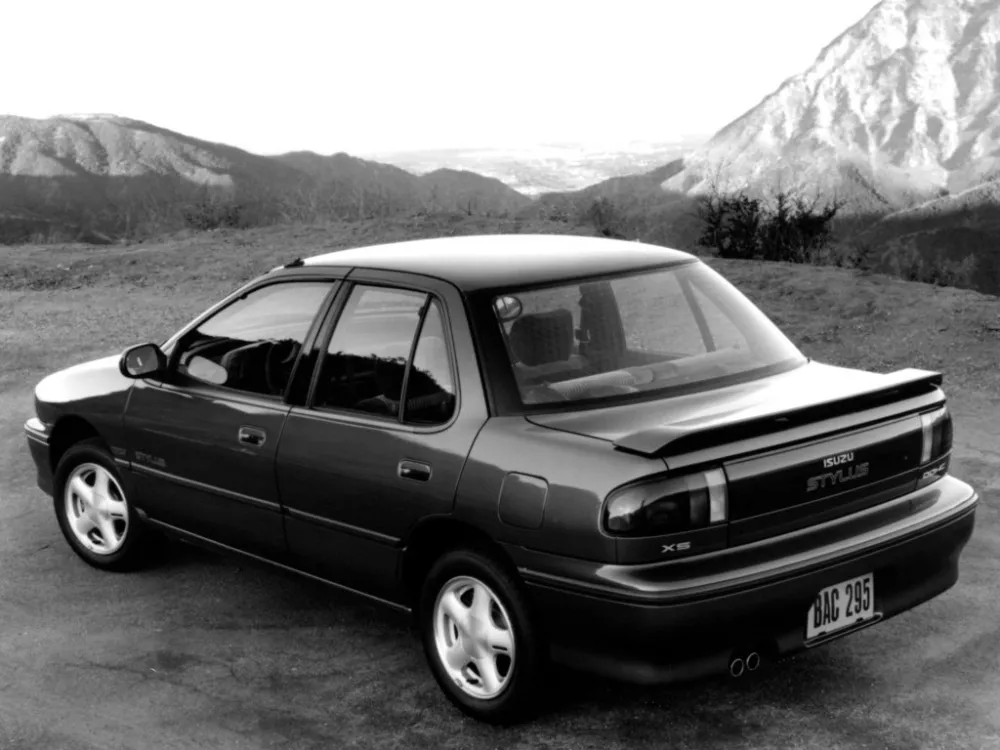 Автомобиль Isuzu Stylus Седан