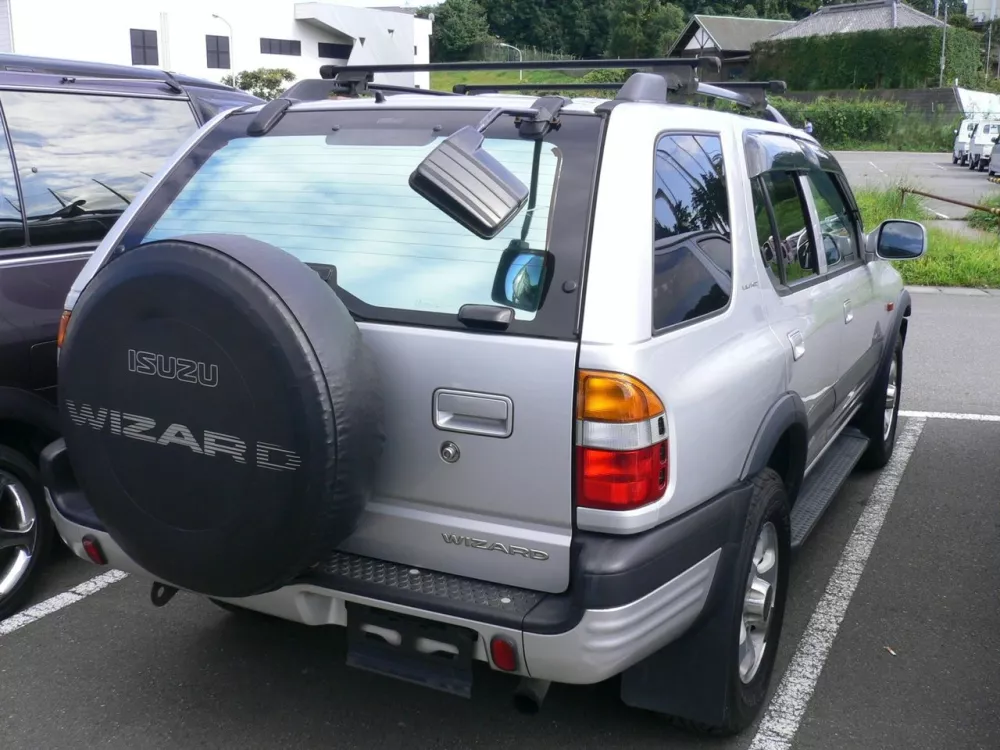 Автомобиль Isuzu Wizard II Внедорожник (5 дверей)