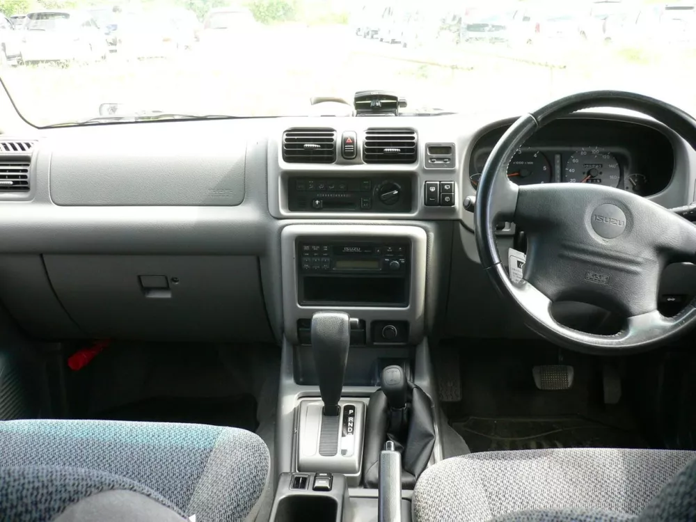 Автомобиль Isuzu Wizard II Внедорожник (5 дверей)