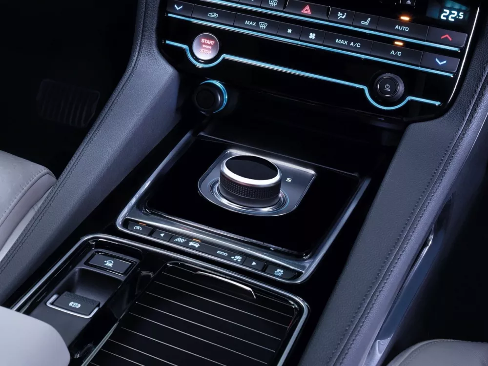 Автомобиль Jaguar F-Pace I Внедорожник (5 дверей)