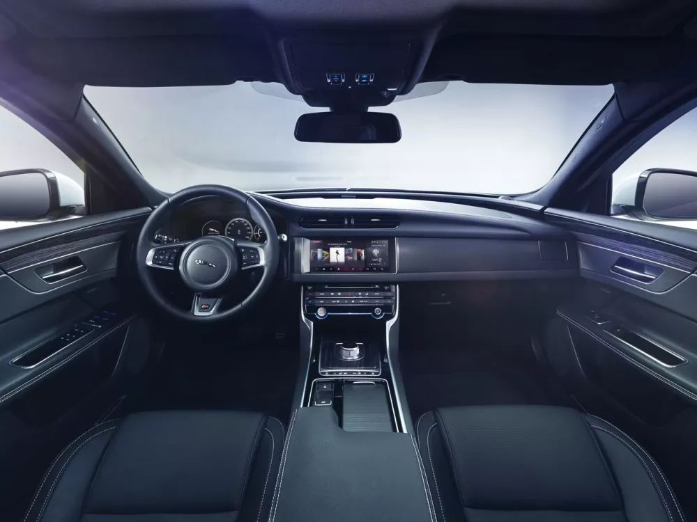 Автомобиль Jaguar XF II Седан