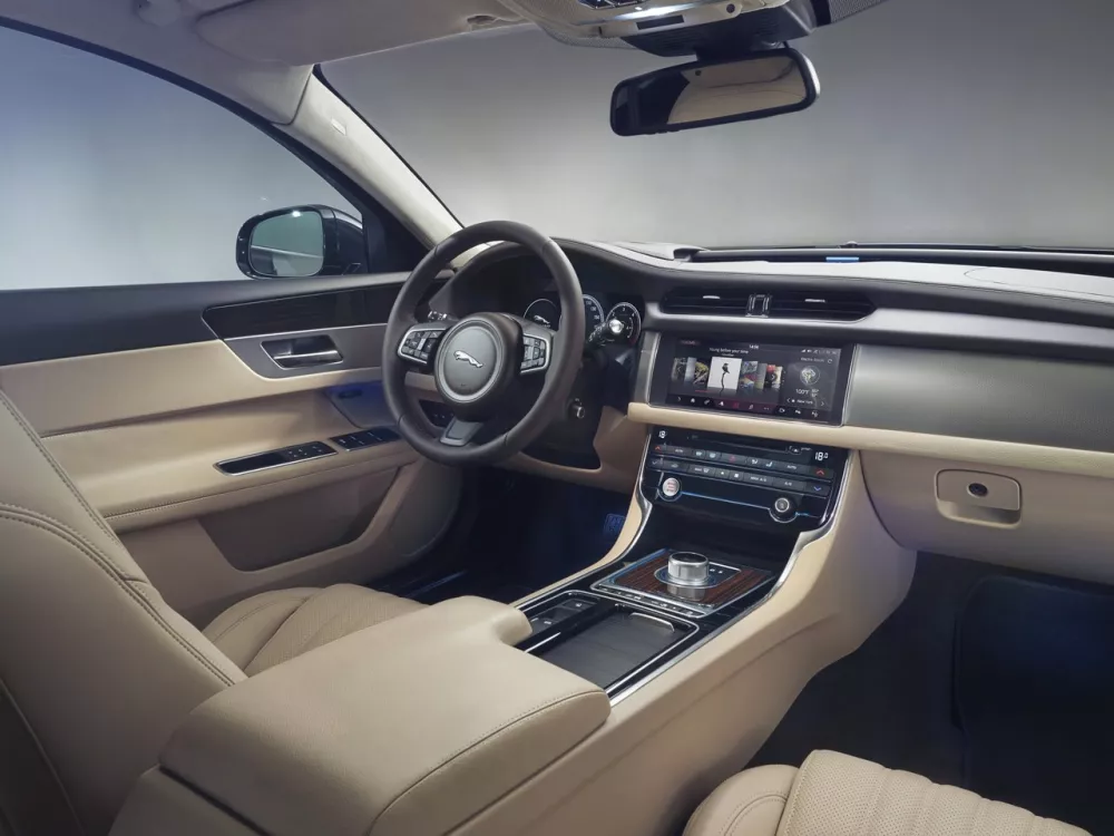 Автомобиль Jaguar XF II Седан