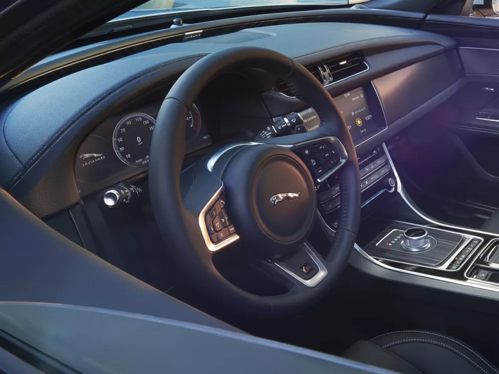 Автомобиль Jaguar XF II Седан