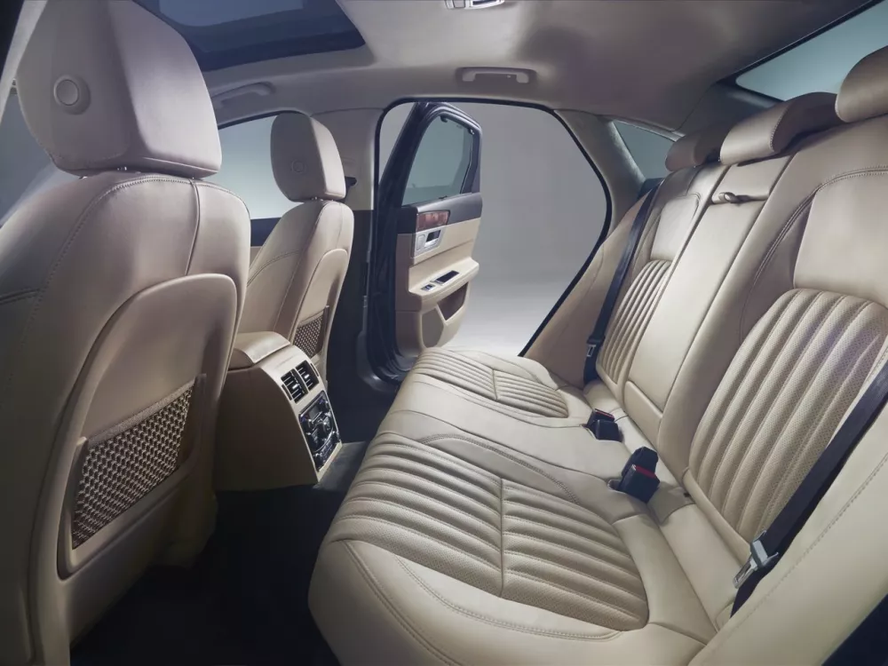 Автомобиль Jaguar XF II Седан