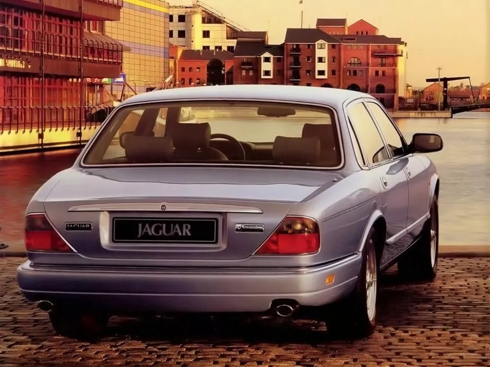 Автомобиль Jaguar XJ II (X300) Седан