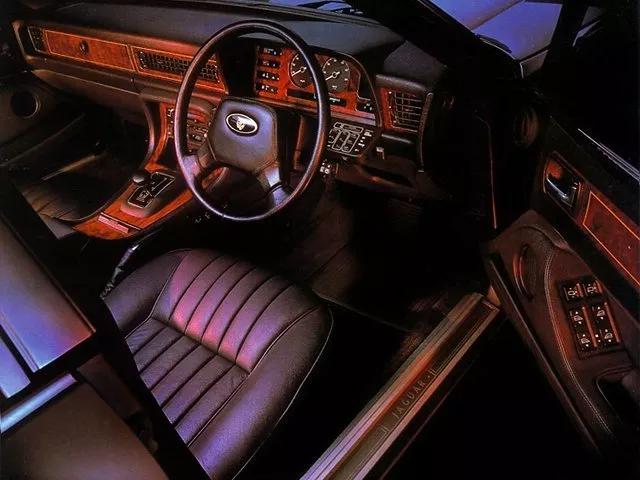 Автомобиль Jaguar XJ II (XJ40) Седан