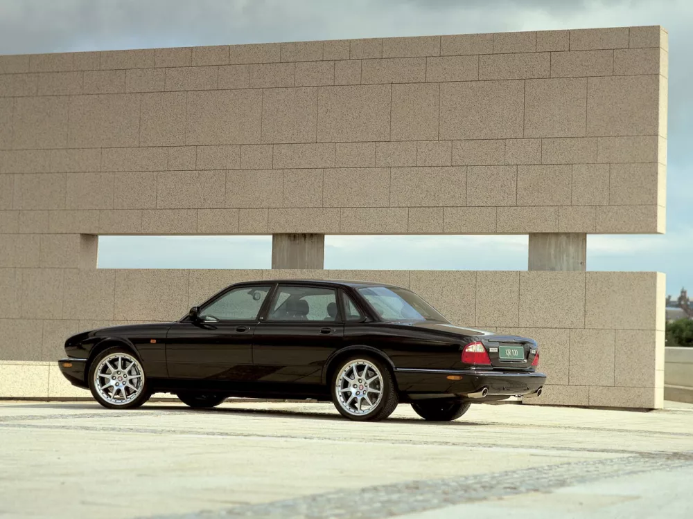 Автомобиль Jaguar XJR II (X308) Седан