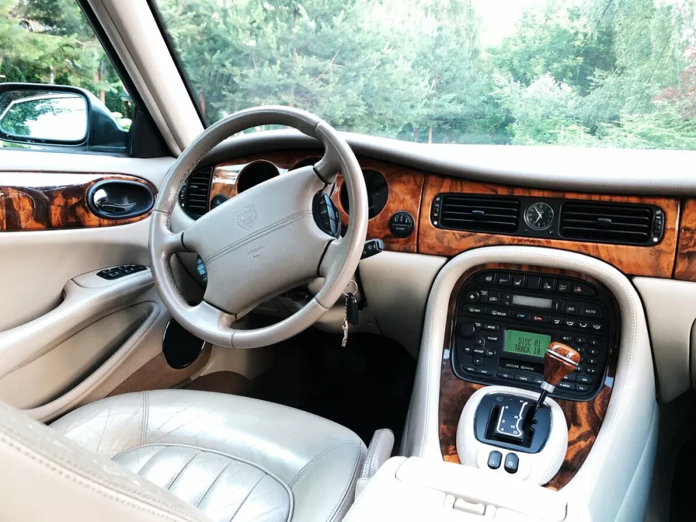 Автомобиль Jaguar XJR II (X308) Седан