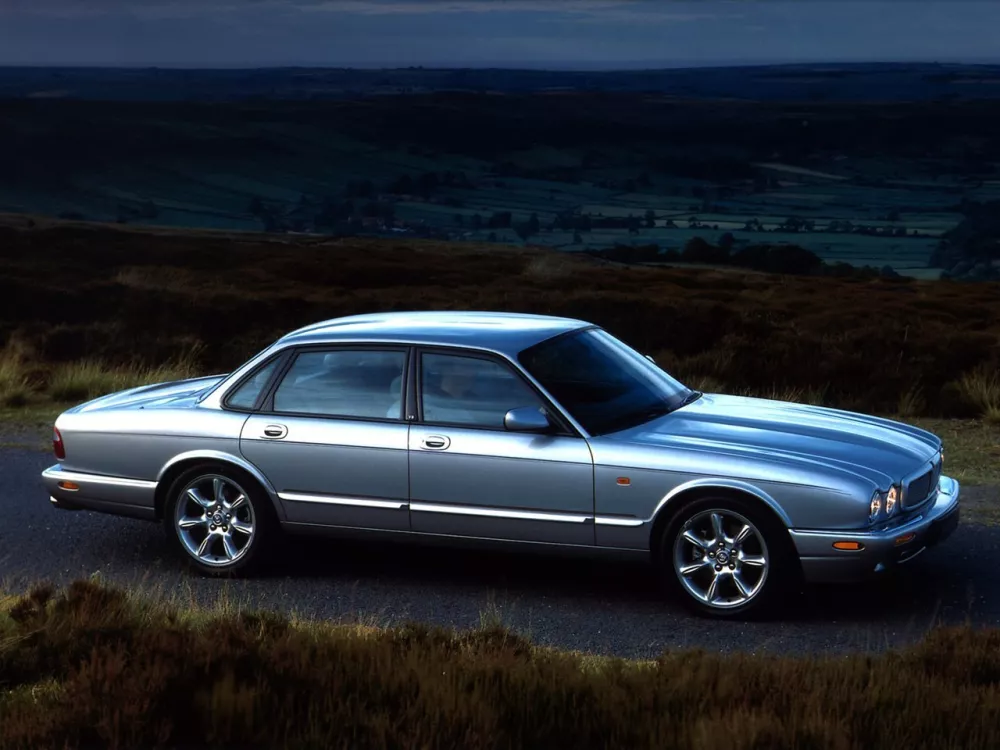 Автомобиль Jaguar XJR II (X300) Седан