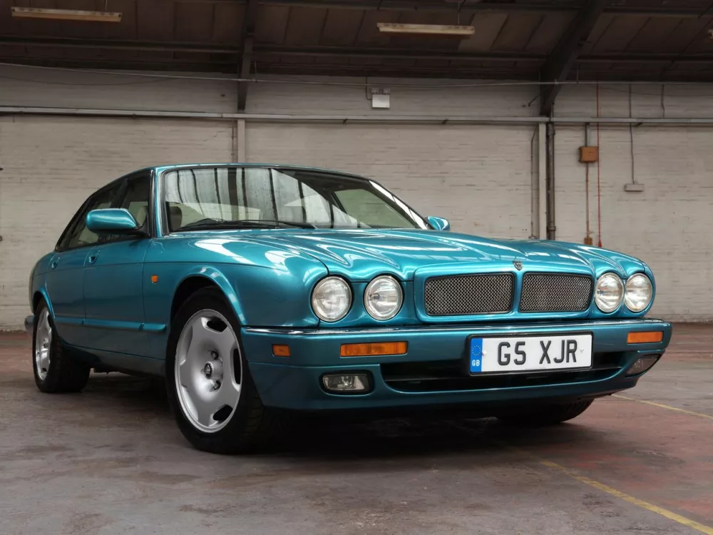 Автомобиль Jaguar XJR II (X300) Седан