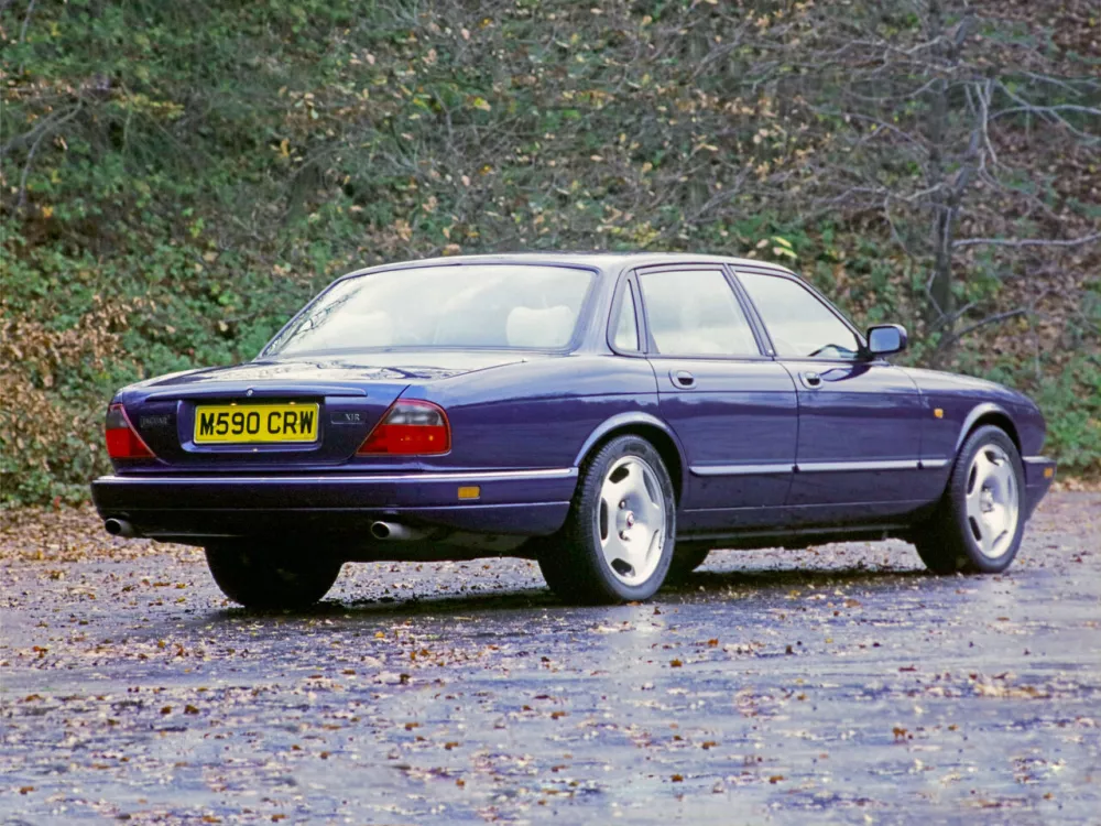 Автомобиль Jaguar XJR II (X300) Седан